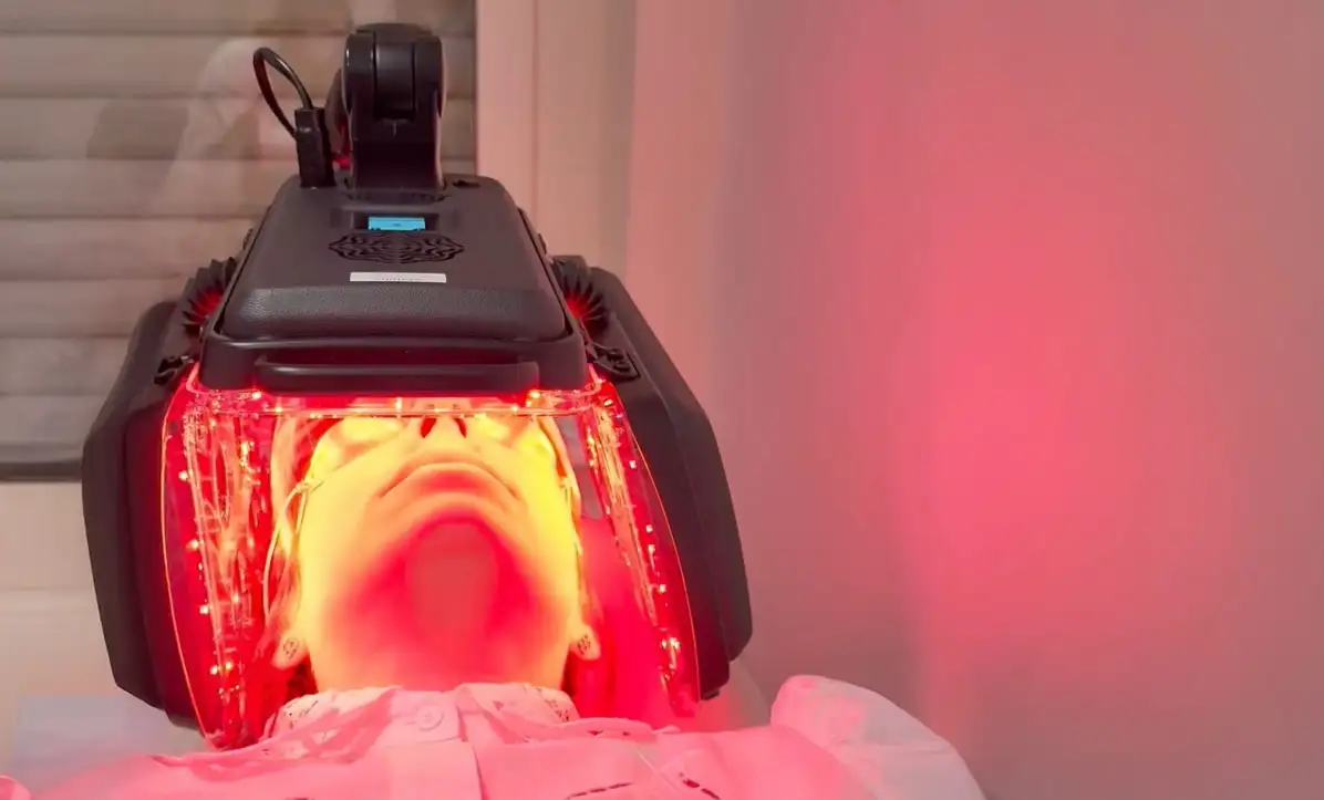 Patiente d’une quarantaine d’années, yeux clos et protégées, recevant une séance de photobiomodulation